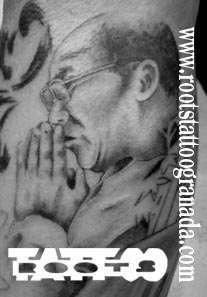 Tatuaje realista retrato brazo hombre Dalai Lama