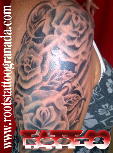 Tatuaje rosas en grises