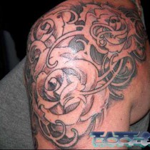 Tatuaje rosas estilo propio, líneas grabado ornamentación clásica, Serafín Rabé, Roots Tattoo Granada