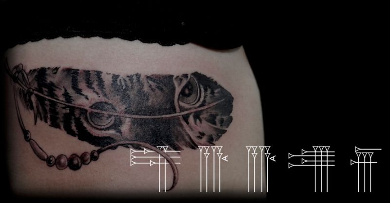 Tatuaje realista en las costillas