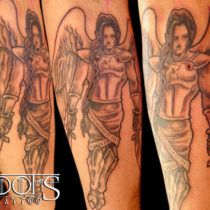 Angel con dos dagas