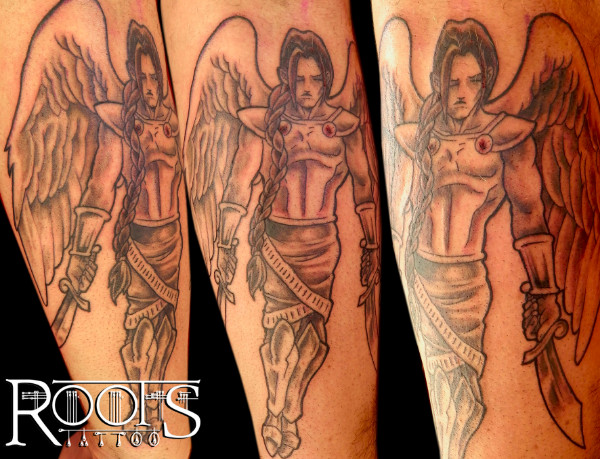 Angel con dos dagas