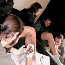 Tatuando una pierna en confianza