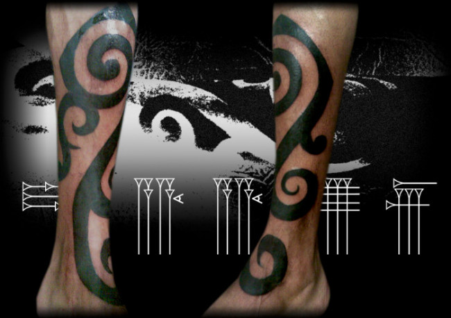 Tatuaje negro en la pierna hombre
