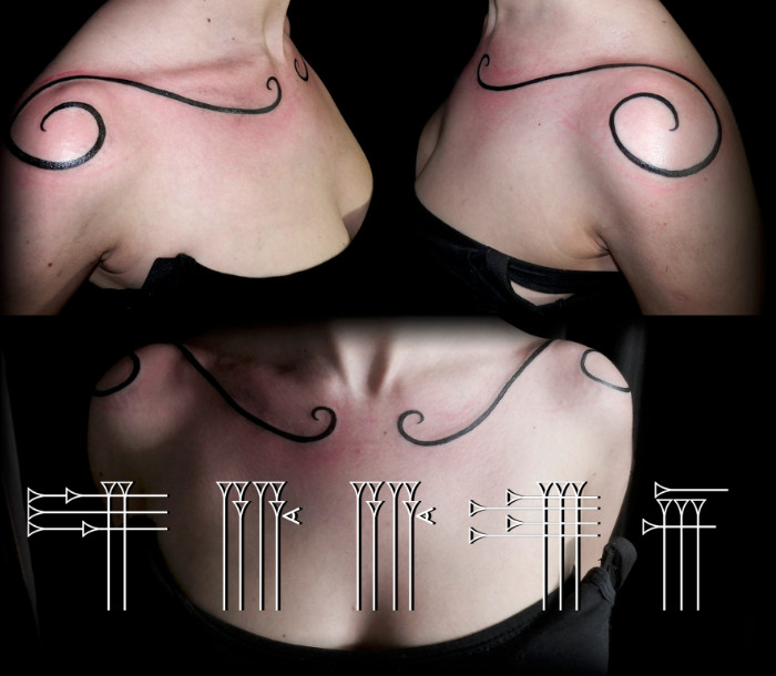 Tatuaje en pecho de mujer