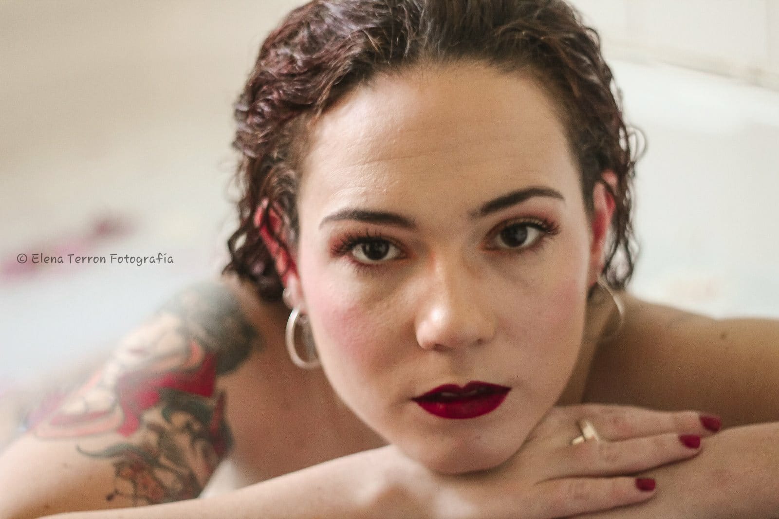 Hermosa joven en la bañera