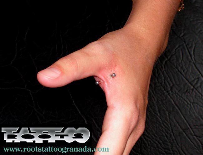 piercing mano