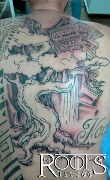 Tatuajes línea y sombra para la espalda